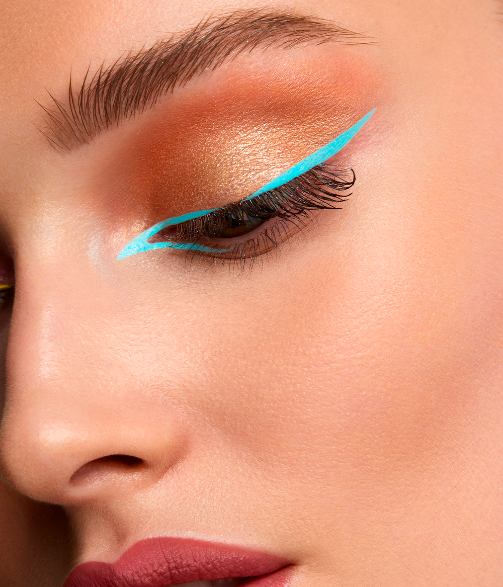 Evagarden Celestial Eye Shadow 246 Champagne, on model