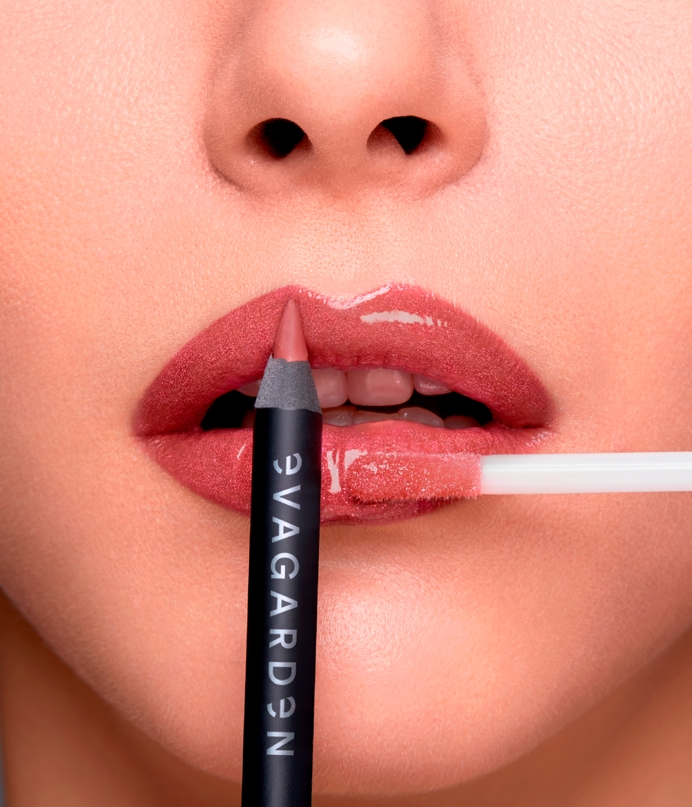 Evagarden Diamond Lip Gloss 859 Bright Cherry, on model