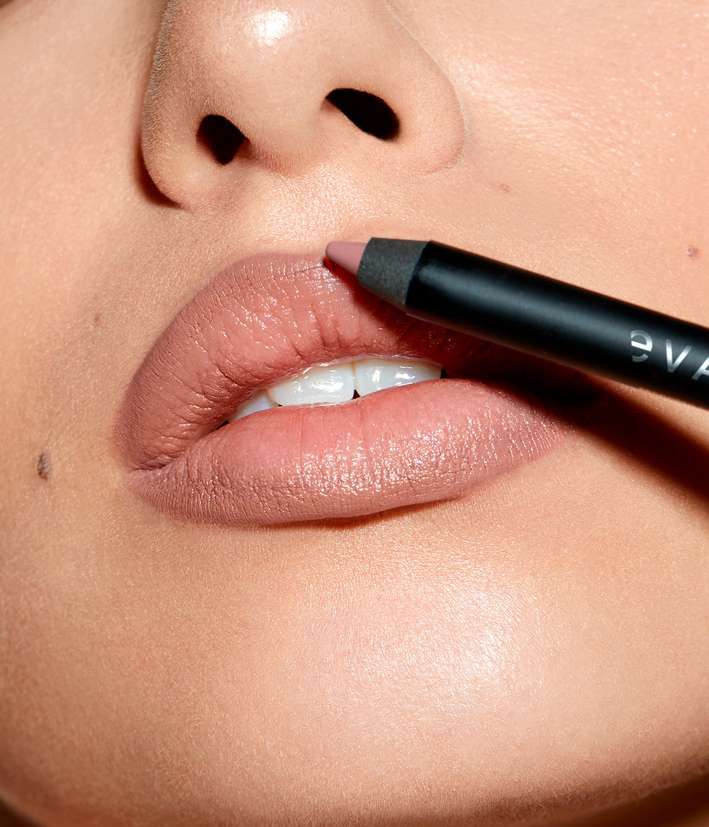 Evagarden Superlast Lip Pencil 785 Nude Kiss, on model