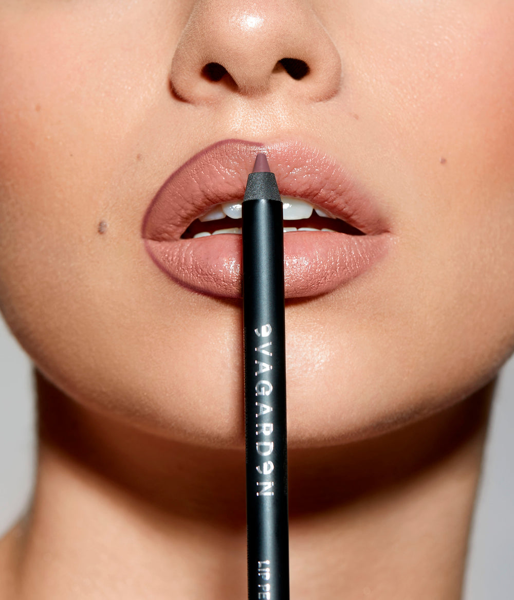 Evagarden Superlast Lip Pencil 787 Brick Dust, on model