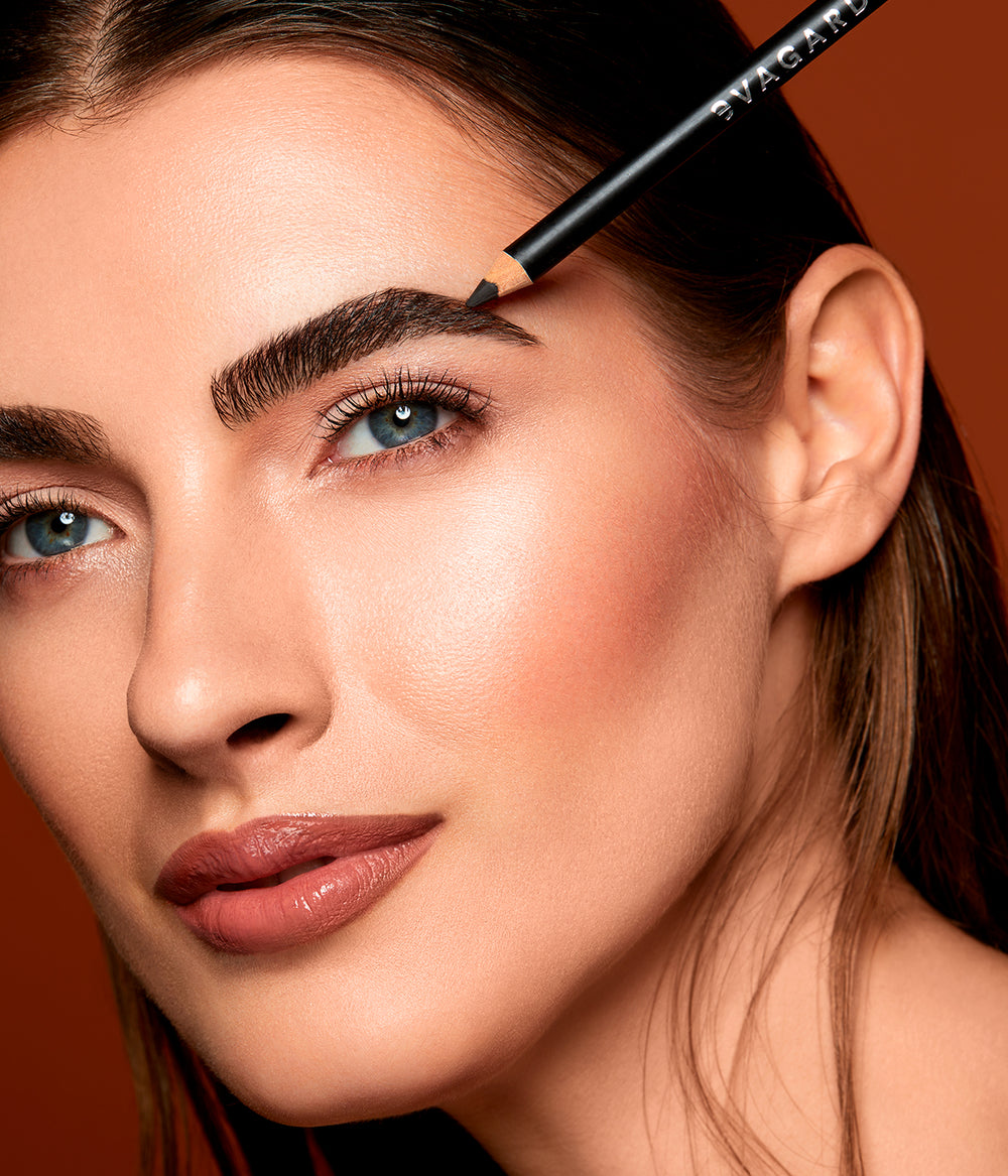 Evagarden Eyebrow Pencil 80 N-light, on model