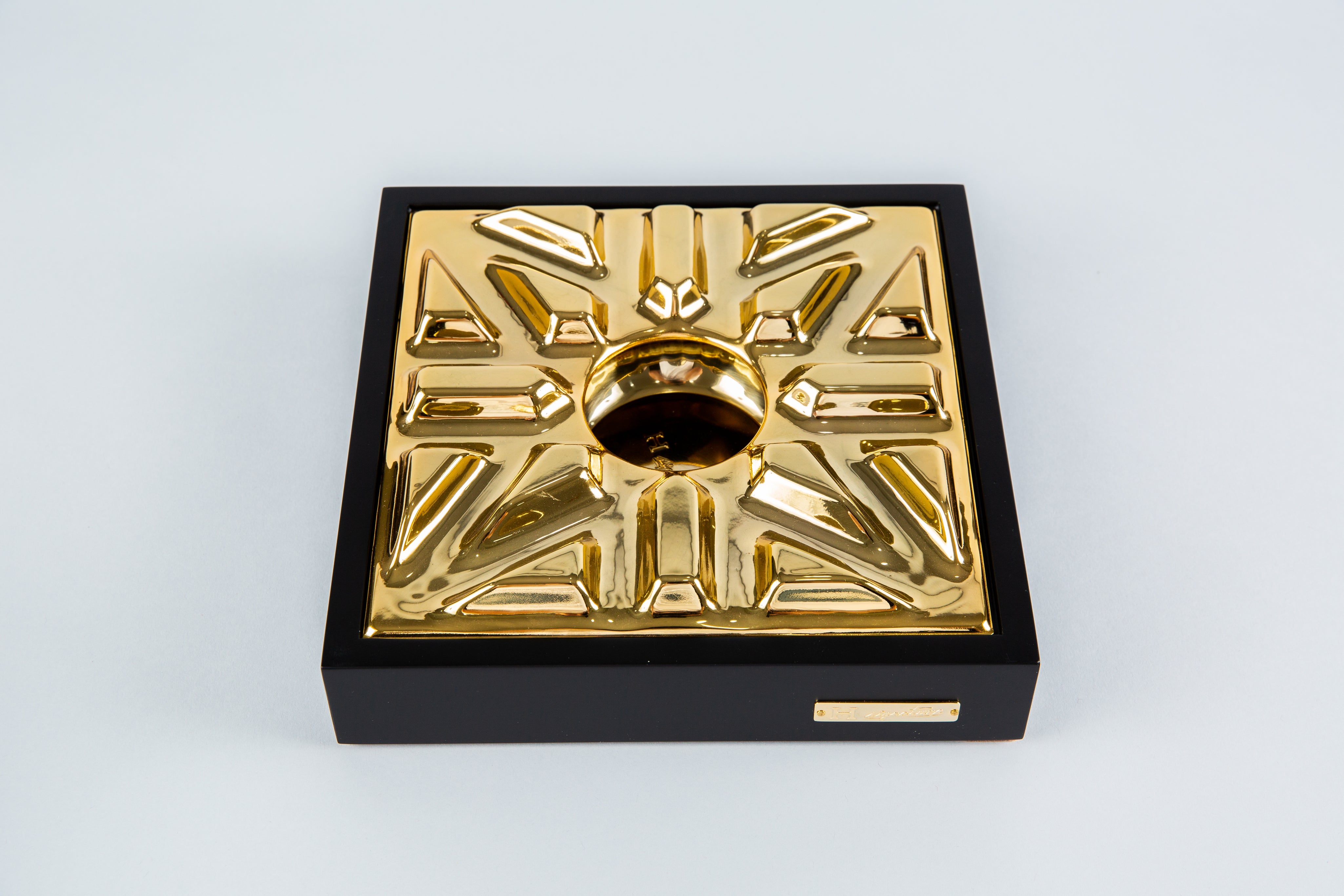 GoldenStarI-BLACKGOLDENSTARI-CIGARASHTRAY3.jpg