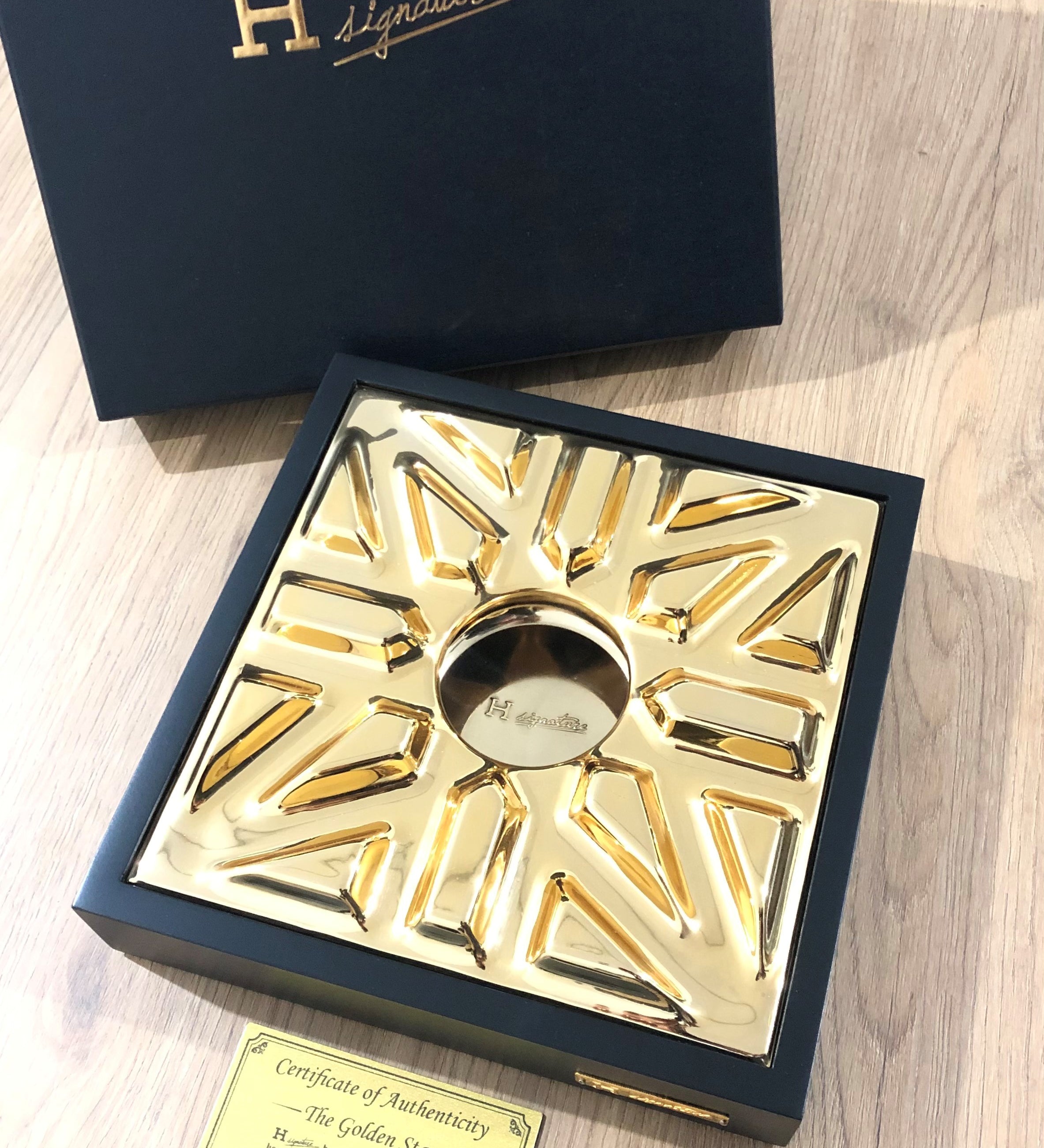 Golden_Star_I_-_BLACK_GOLDEN_STAR_I_-CIGAR_ASHTRAY.jpg