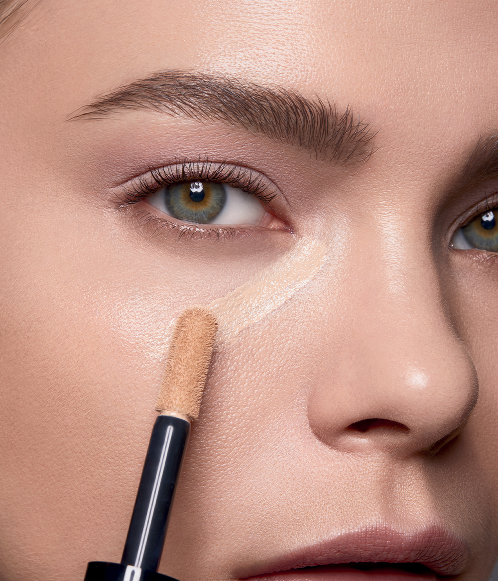 Evagarden Light Up Concealer 341 Beige, on model