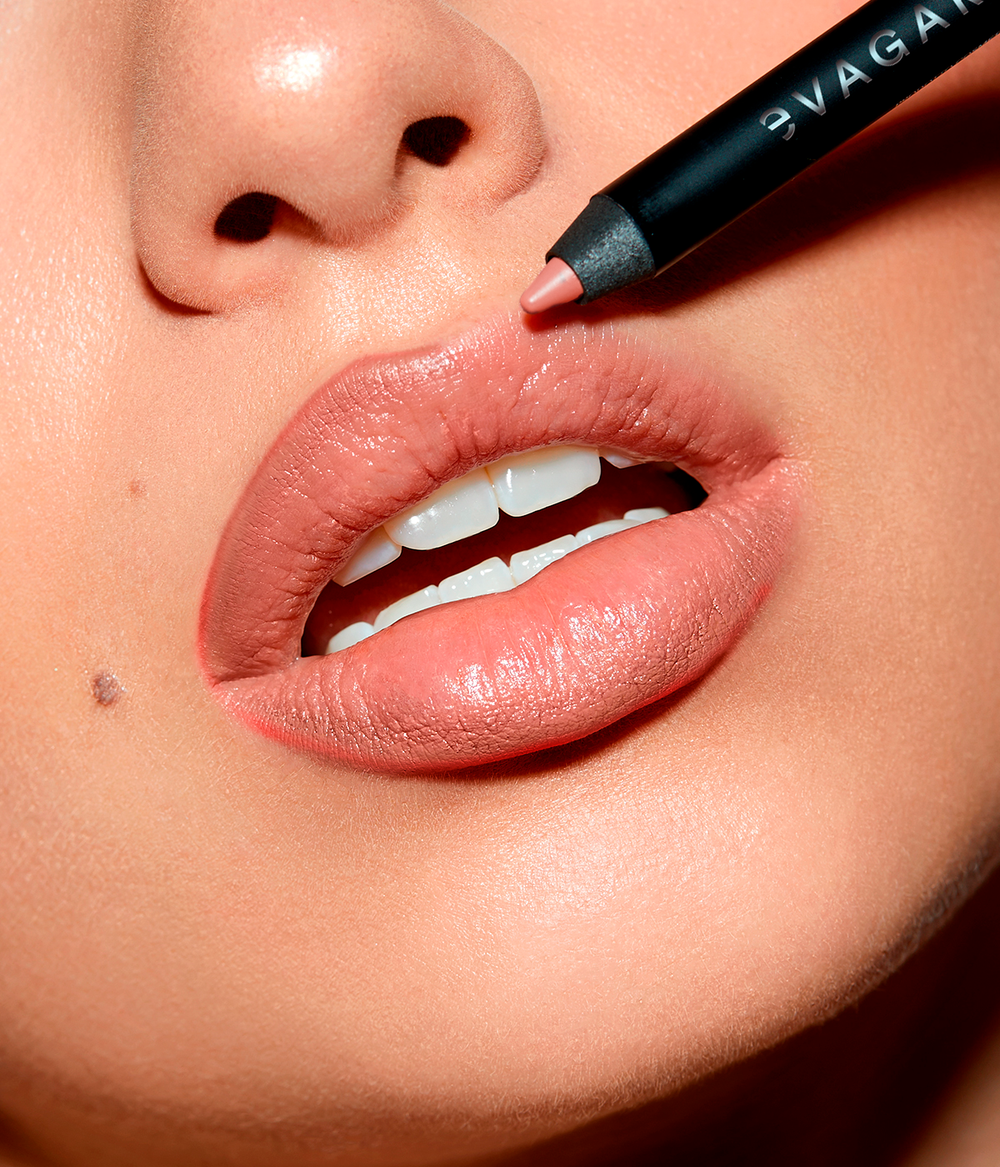 Evagarden Superlast Lip Pencil 784 Soft Kiss, on model