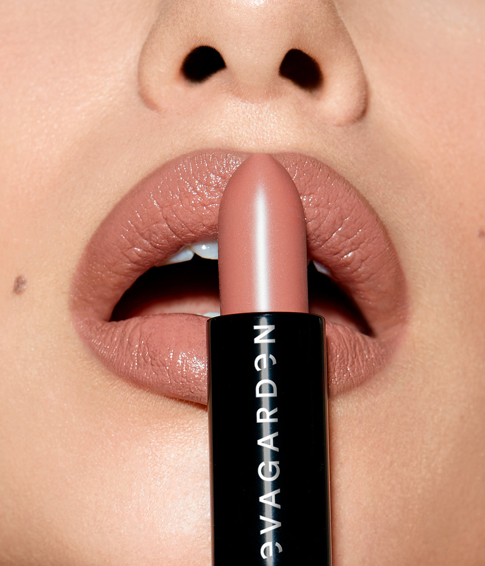 Evagarden Enjoy Lipstick 624 Naked Pink, on model