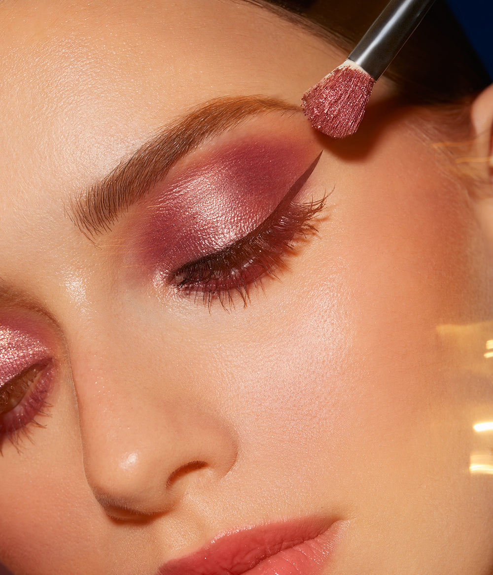 Evagarden Pearlight Eye Shadow 236 Copper Pearl, on model