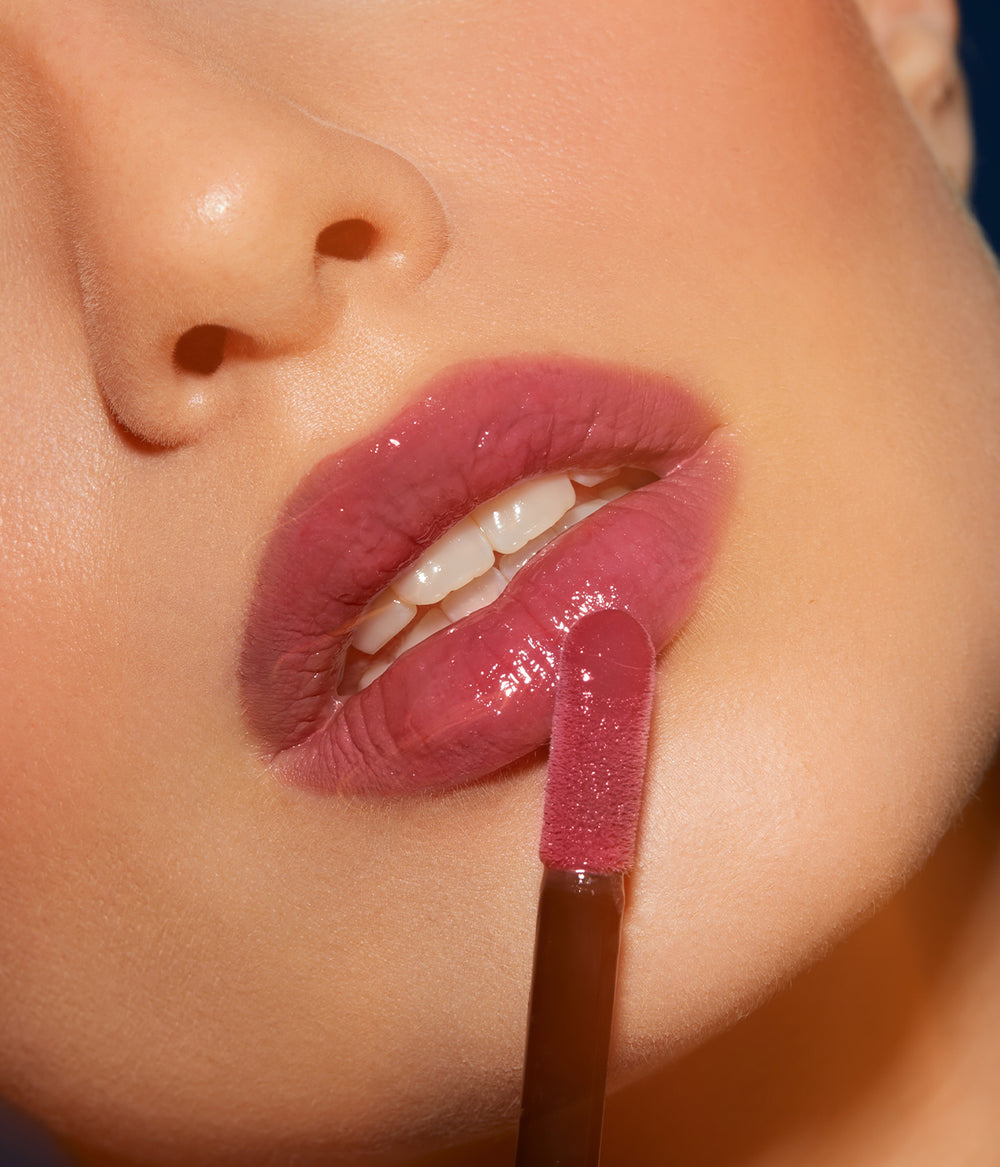 Evagarden Serum Lip Gloss 829 Carmine Rose, on model