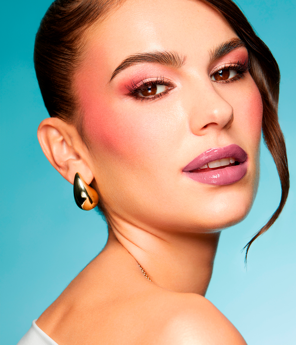 Evagarden Serum Lip Gloss 824 Rose Dawn, on model