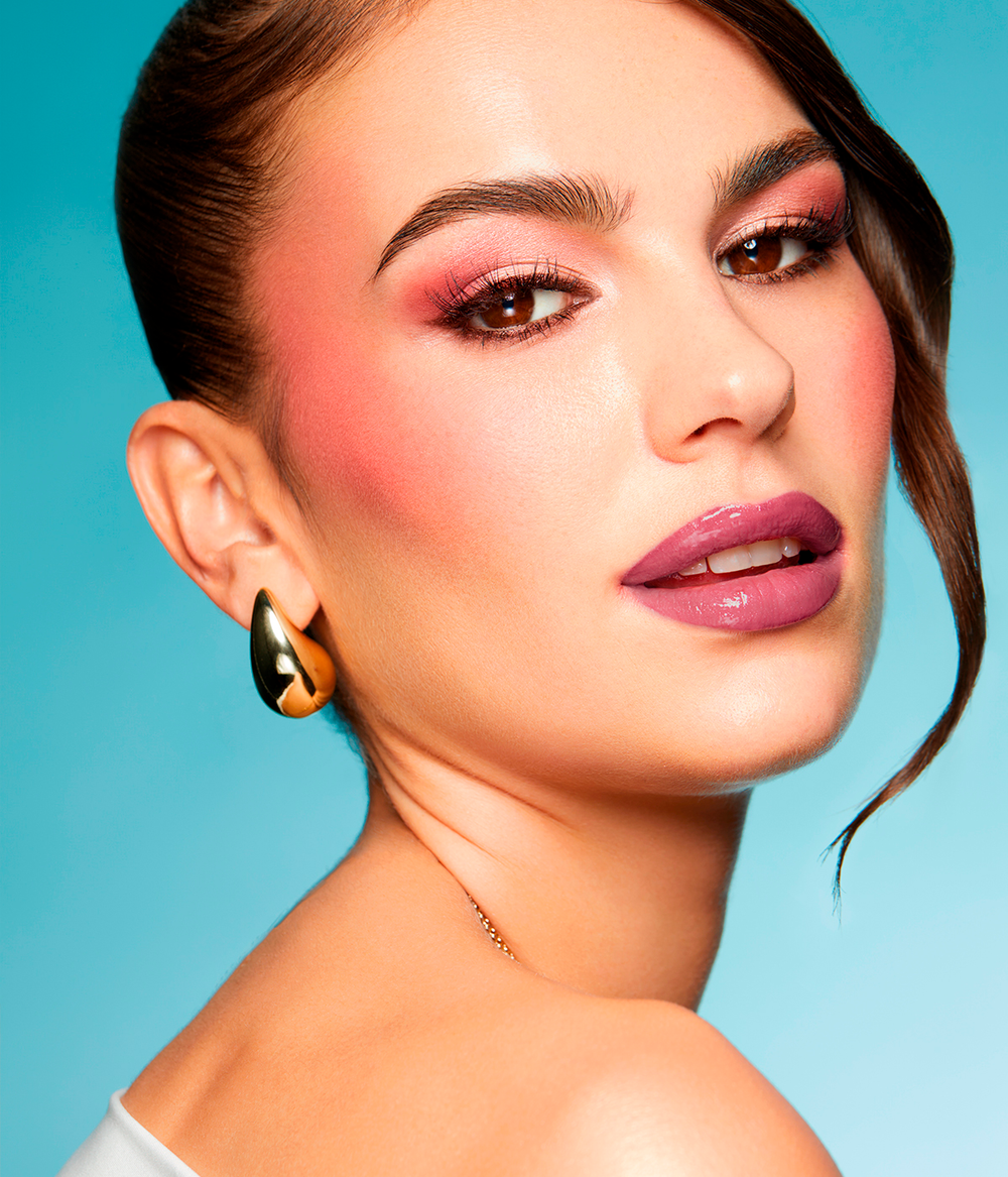 Evagarden Serum Lip Gloss 828 Garnet Rose, on model