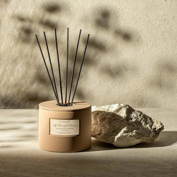 WHITE TEA LEAVES & FRESH ROSES REED DIFFUSER 450 M